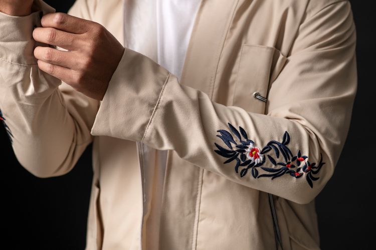 old money, outfit kantor, rekomendasi outfit kantor, outfit kerja wanita, baju kantor wanita, baju kantor, outfit kantor wanita, ootd kantoran, 4 Inspirasi Outfit Kerja Gaya Old Money yang Elegan dan Timeless, 1. Kemeja bordir , 2. Blus organza, 3. Setelan satu warna netral, 4. Outer bermotif 