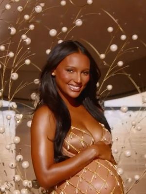 victoria secret, victoria secret fashion show 2025, Victoria Secret Fashion Show, jasmine tookes, jasmine tookes victoria secret, 5 Style Jasmine Tookes di Victoria’s Secret Fashion Show 2025, Anggun dengan Baby Bump, 1. Gaun jaring emas yang menawan, 2. Sayap kerang artistik, 3. Makeup natural dan glowing, 4. Gaya rambut gerai, 5. Heels tinggi yang elegan