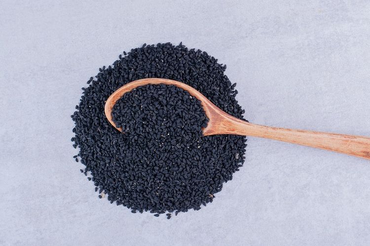 bumbu, rempah, masakan, 12 Bumbu Rempah Ini Wajib Ada di Rak Dapur Anda, Apa Saja?, 1. Merica Hitam Utuh (Whole Black Peppercorns), 2. Jinten (Cumin), 3. Ketumbar (Coriander), 4. Kayu Manis (Cinnamon), 5. Cabai Bubuk Merah (Cayenne Pepper), 6. Paprika Bubuk (Smoked or Sweet Paprika), 7. Cengkeh (Cloves), 8. Pala (Nutmeg), 9. Adas Manis (Fennel Seeds), 10. Bawang Putih Bubuk (Garlic Powder), 11. Kunyit Bubuk (Turmeric), 12. Kapulaga (Cardamom)