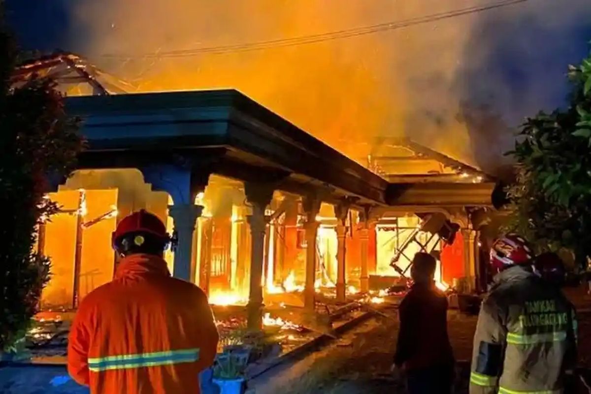Tulungagung, Cemburu Buta, Pria di Tulungagung Nekat Bakar Rumah Kekasih, Kerugian Capai Rp 250 Juta, Kronologi Kejadian, Pelaku Sempat Izin Tetangga, Dua Anak Korban Berhasil Menyelamatkan Diri, Motif Cemburu dan Pengorbanan Materi, Kerugian Mencapai Rp 250 Juta