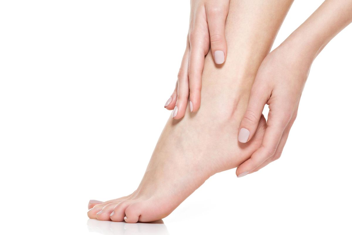 tips mengatasi sunburn, kaki terbakar sinar matahari, terbakar sinar matahari, tips merawat luka akibat sinar matahari, obat sunburn alami, 7 Cara Mengatasi Kaki Bengkak dan Terbakar Akibat Sinar Matahari, 1. Kompres dingin, 2. Rendam kaki dalam air dingin, 3. Tambahkan bahan yang menenangkan, 4. Gunakan pelembab aloe vera atau kedelai, 5. Hindari menggunakan sepatu tertutup, 6. Jangan pecahkan lepuhan, 7. Gunakan obat antiinflamasi