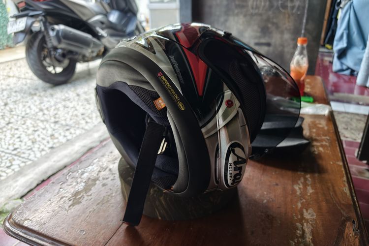 salah kaprah, silica gel, helm, menyimpan helm, Salah Kaprah Simpan Helm Pakai Silica Gel, Bisa Bikin EPS Getas!
