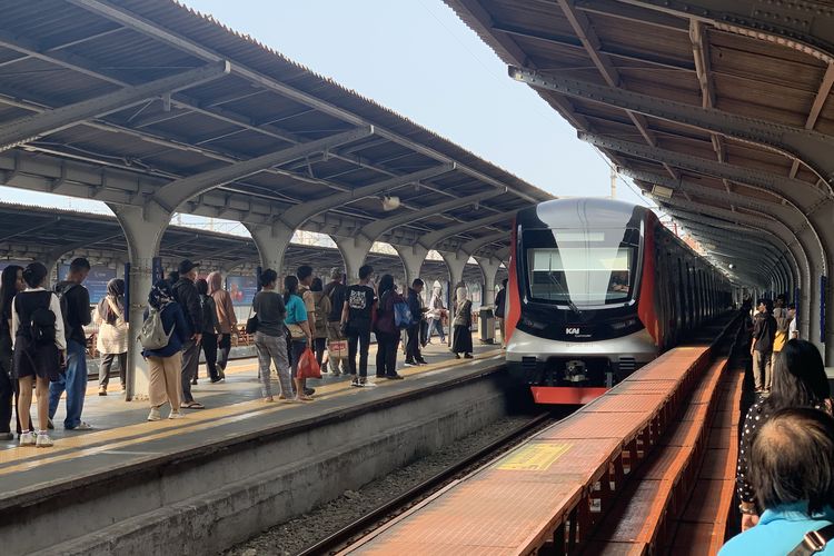 rute krl tangerang jakarta selatan, stasiun krl tangerang selatan, jalur krl rangkasbitung tanah abang, transit KRL di Tanah Abang, tips naik KRL Tangerang Jakarta, jadwal KRL Tangerang Selatan terbaru, rute krl commuter line jakarta, KRL Tangerang Selatan ke Tanah Abang, Rute KRL Tangerang Selatan ke Jakarta: Stasiun, Jalur, dan Tips Transit di Tanah Abang