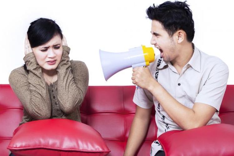 12 Penyebab Hubungan Cinta Berakhir, Membandingkan Hubungan hingga Tak Melupakan Kesalahan, 1. Menarik diri saat bertengkar, 2. Tidak sepakat soal keputusan besar dalam hidup, 3. Menuntut pasangan dengan standar yang tidak realistis, 4. Takut sendirian, 5. Mengandalkan bahasa tubuh untuk menyampaikan perasaan, 6. Membuat komentar sarkastik, 7. Membandingkan hubungan dengan hubungan orang lain, 8. Saling menyalahkan saat bertengkar, 9. Tidak memaafkan atau melupakan, 10. Memandang pasangan sebagai pihak yang lebih rendah, 11. Melampiaskan amarah satu sama lain, 12. Ada masalah kepercayaan
