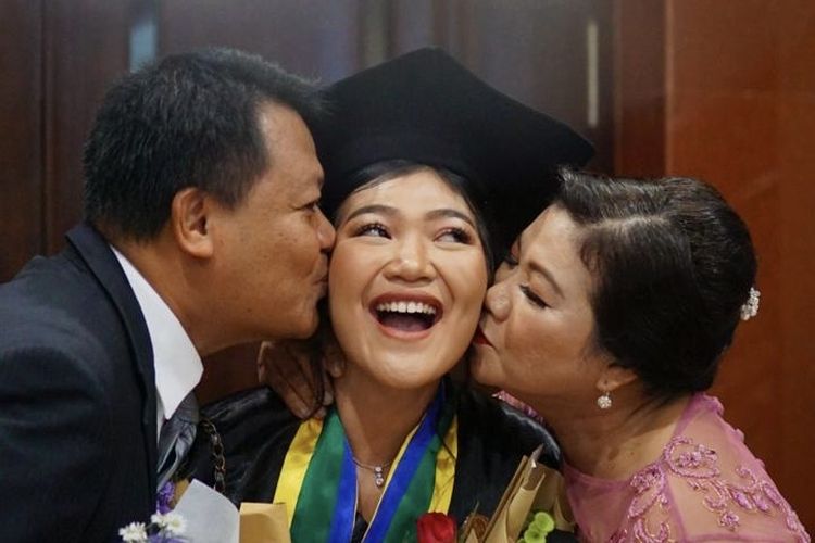 Kisah Ruth Estika, Didikan Orangtua Jadi Bekal Meraih Mimpi Berkarier di Tesla Belanda, Merantau ke belanda, sempat kehilangan arah hingga hampir depresi, Didikan orangtua membentuk keberanian mengubah arah hidup, Berani beralih karier, menyelesaikan S2 saat hamil, hingga raih prestasi, Dari Amazon hingga Tesla, buah perjalanan dan nilai hidup