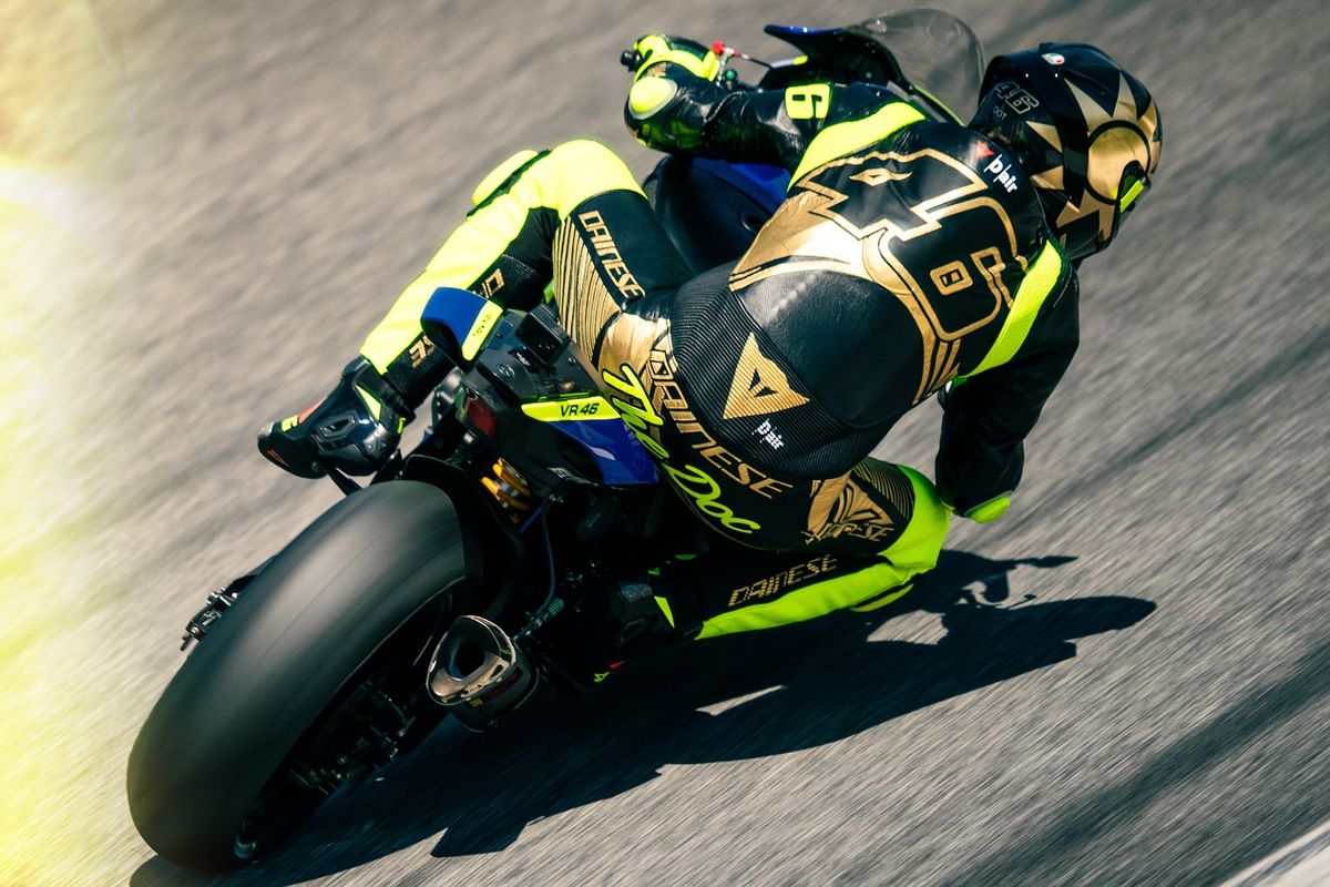 Dainese, baju balap, sepatu balap, helm, MotoGP, UNICEF, Valentino Rossi, Baju balap, Helm, Dainese Lelang Baju Balap Rossi Untuk Donasi UNICEF