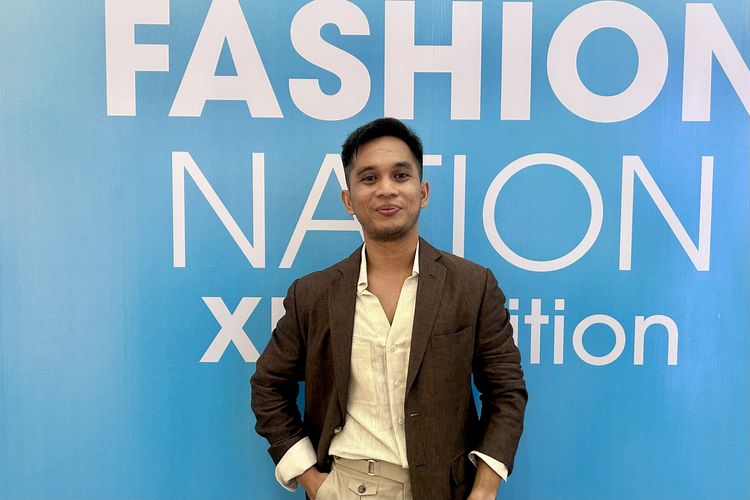 bahan linen mudah lecek, bahan linen, Laxmi Tailors, busana linen, kelebihan bahan linen, Pesona di Balik Baju Linen yang Mudah Lecek, Bikin Gaya Lebih Natural, Linen dan kesan kasual yang menarik, Bisa dipakai di berbagai kesempatan, Dari santai hingga formal, semua bisa dengan busana linen, Seni dalam mengenakan linen