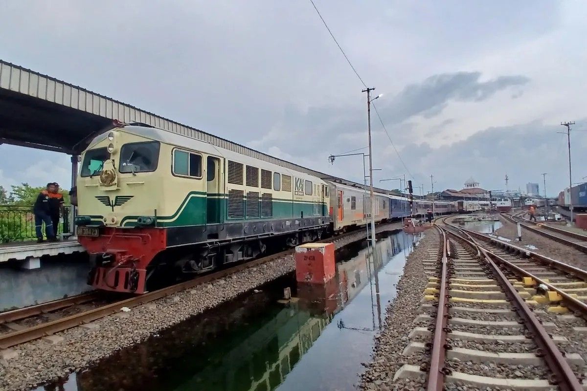 kereta api, PT KAI, banjir di Semarang, Stasiun Semarang Tawang, ketinggian banjir, Banjir Genangi Jalur Kereta di Semarang, PT KAI Turunkan Lokomotif Khusus