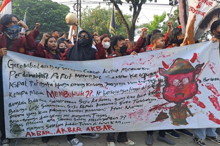 demo, tukang becak, SOLO, demo hari ini, tukang becak meninggal, tukang becak meninggal di atas becak, demo di solo, demo di solo hari ini, demo di solo terbaru, Tukang Becak di Solo Meninggal saat Kericuhan, Diduga Penyakit Jantung Kambuh karena Gas Air Mata, Kronologi Kejadian, Riwayat Penyakit, Perbedaan Data BPBD Solo, Aksi Mahasiswa di Solo
