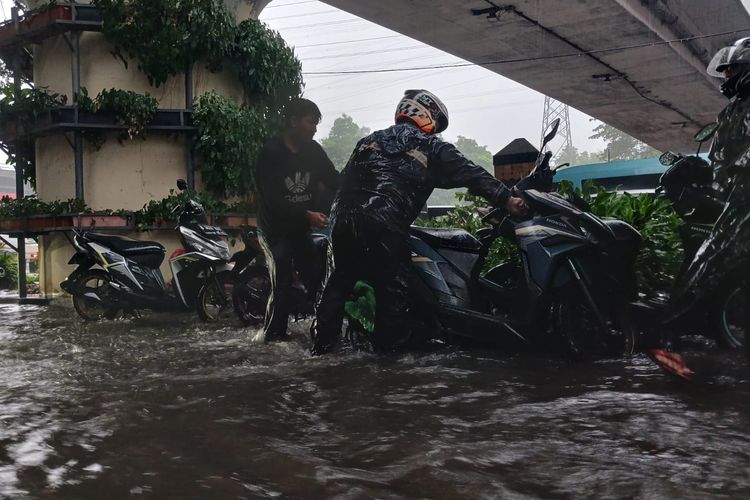 Safety Riding, safety riding, banjir, jalan banjir, tips motor, kecepatan aman melewati banjir, Jangan Ngebut, Segini Kecepatan Aman Sepeda Motor Melewati Banjir