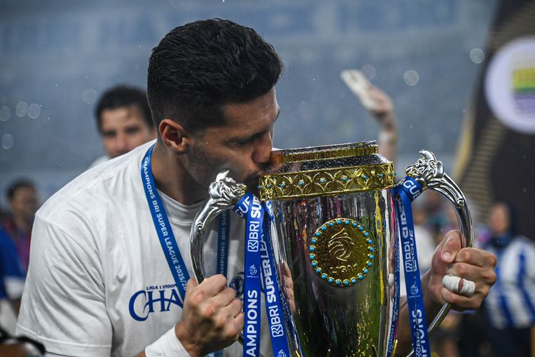 Persib, Super League 2025-2026, Persib juara, BERITA FOTO Persib Hattrick Juara, Angkat Piala di GBLA
