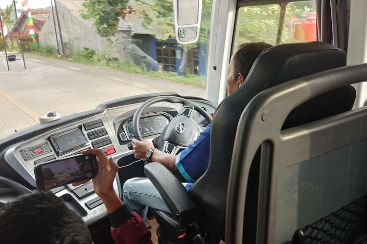 Bus listrik, PO Sumber Alam, transportasi ramah lingkungan, uji coba bus listrik, Cerita Pengemudi PO Sumber Alam Tes Bus Listrik Bekasi=Yogyakarta