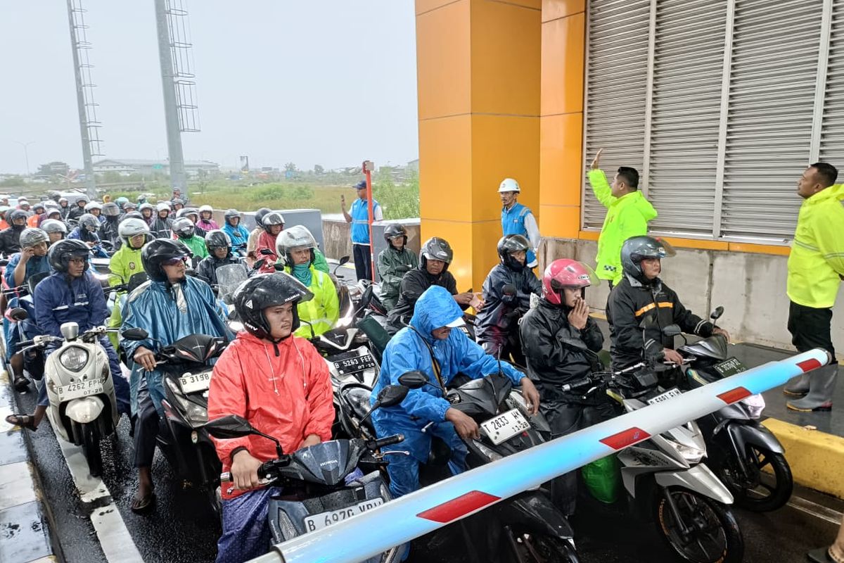 hujan, kelistrikan, Jangan Asal Parkir, Ini Cara Aman Simpan Motor Saat Hujan Deras