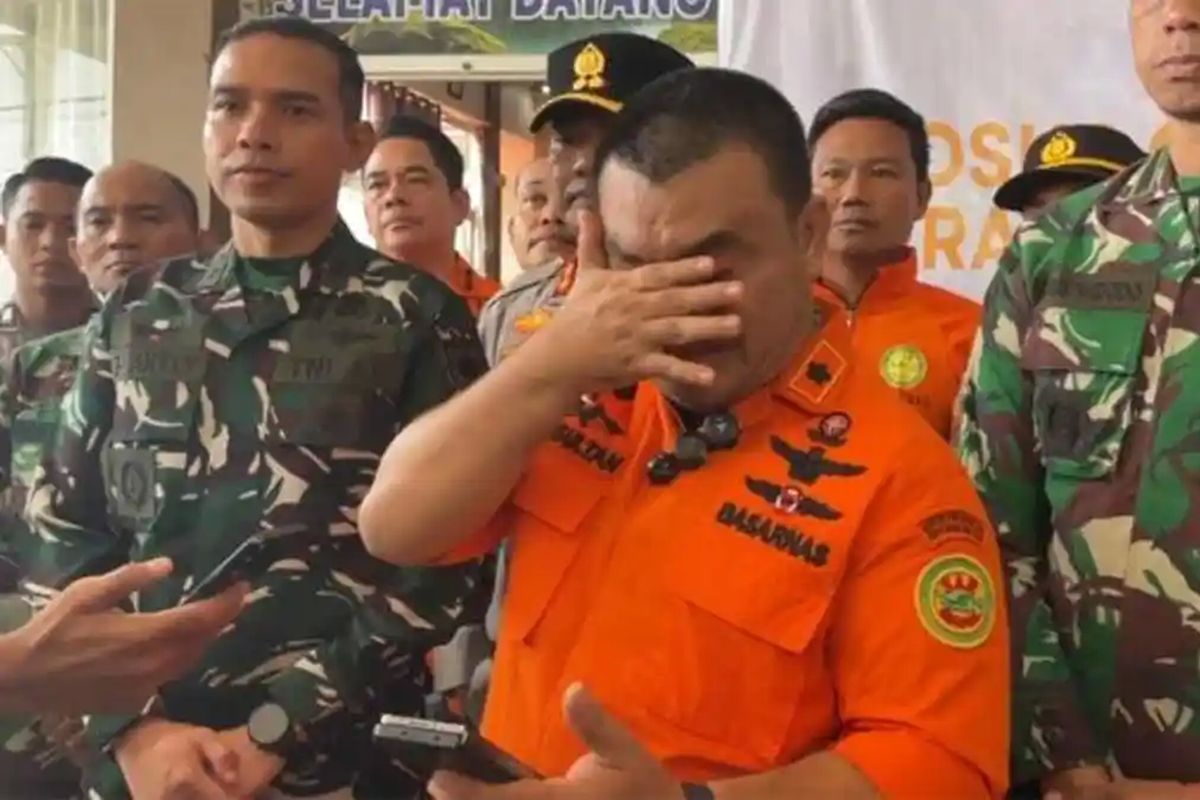 Isak Tangis Haru di Posko SAR Makassar, Seluruh Korban Pesawat ATR 42-500 Berhasil Dievakuasi