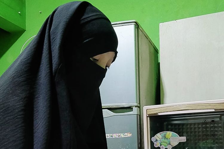 teroris, terorisme, napi terorisme, istri eks napi terorisme, agen perdamaian, Perempuan di Balik Jerat Terorisme, dari Stigma hingga Jadi Agen Perdamaian, Niya, Bertahan dari Sisa Hidup, Nurrohmah dan Konveksi untuk Hidup Baru, Menolak cara kekerasan, Pendampingan Bapas