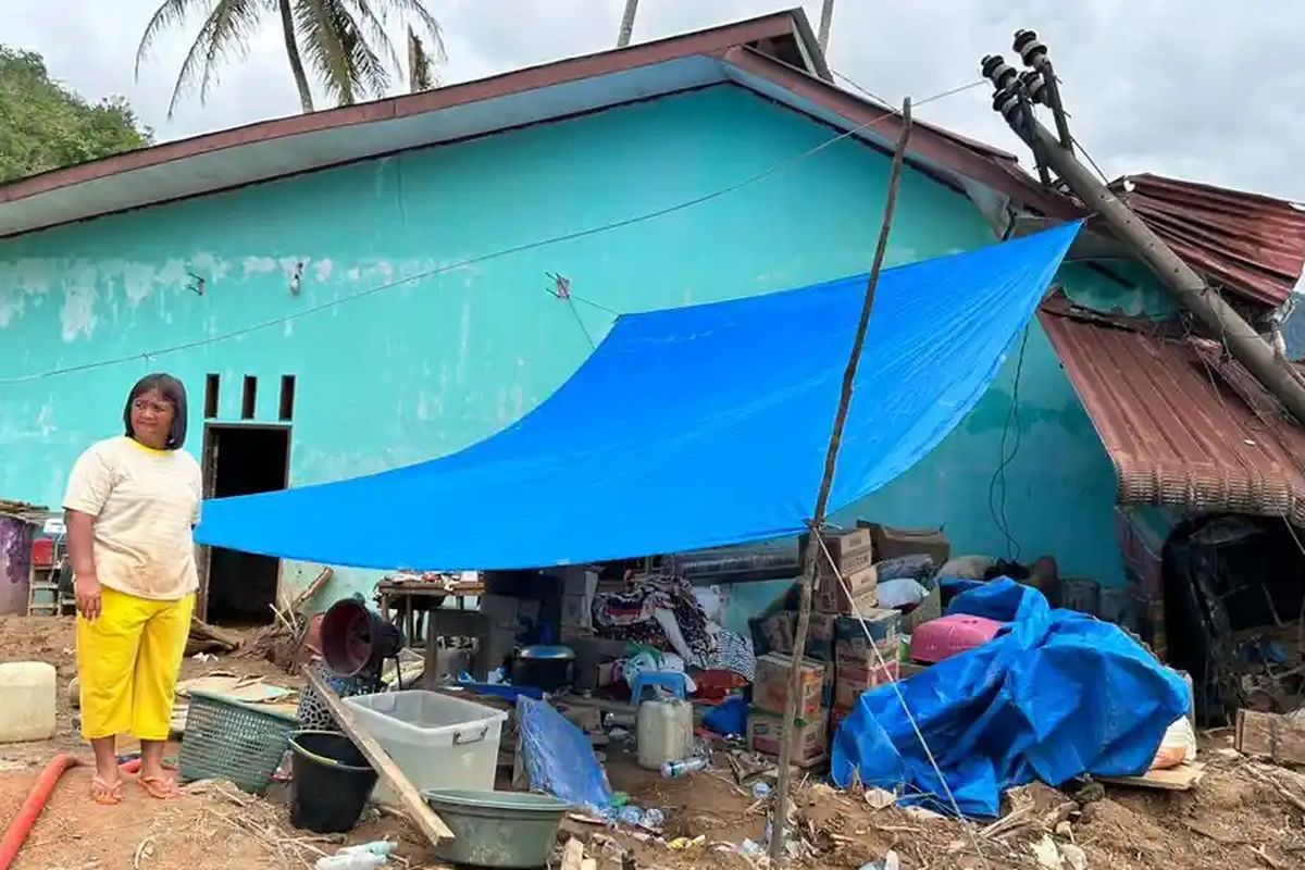 Tapanuli Tengah, Bertahan 8 Jam di Atas Kulkas, Juwita Selamat dari Banjir Bandang di Tapanuli Tengah, Delapan Jam Berdiri di Atas Kulkas, Gereja Menjadi Penahan Banjir, Berenang Menyelamatkan Diri, Bertahan di Rumah Rusak, Enggan Mengungsi, Hidup dalam Trauma dan Gelap Gulita, Kondisi Memprihatinkan di Posko Pengungsian