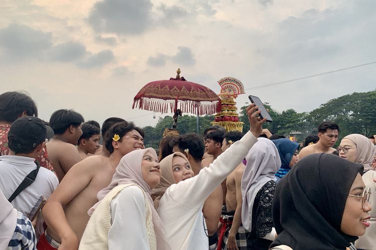 tari kecak di Taman Mini Indonesia Indah, tari kecak TMII, tari kecak di taman mini indonesia indah, tari kecak tmii, potret tari kecak di taman mini indonesia indah, jadwal tari kecak di taman mini indonesia indah, BERITA FOTO: Potret Tari Kecak Taman Mini yang Padat Penonton
