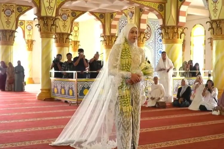 Megawati Hangestri, Dio Novandra, Megawati Hangestri menikah, gaya megawati hangestri saat akad, megawati hangestri terbaru, megawati hangesti menikah, pernikahan megawati hangesti, Gaya Megawati Hangestri dan Dio Novandra Saat Akad Nikah, Serba Putih