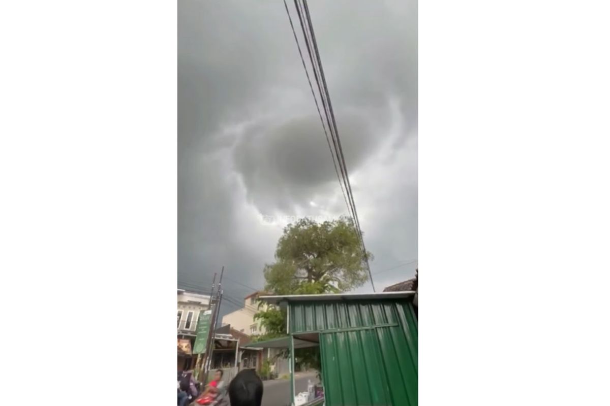 hujan, BMKG, musim hujan, angin puting beliung, musim hujan 2025, puncak musim hujan 2025, musim hujan di indonesia terjadi pada bulan, Beredar Video Awan Berputar di Malang Saat Musim Hujan, BMKG Ungkap Penyebabnya