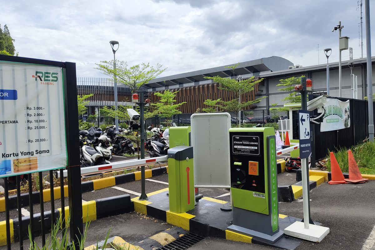 teknologi parkir, pengawasan manusia, Sistem Parkir Otomatis: Keamanan vs Teknologi Tanpa Petugas