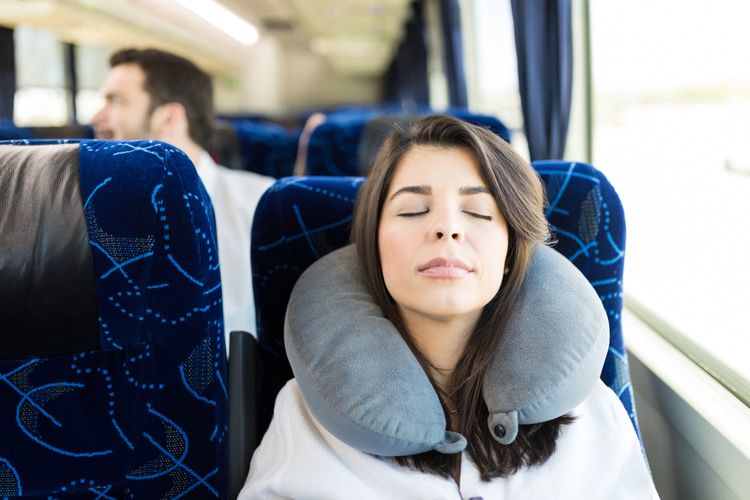 Biar Tidur Nyenyak di Pesawat, Jangan Lupa Bawa Perlengkapan Ini, 1. Penutup mata, 2. Bantal leher , 3. Pakaian longgar dan hangat, 4. Earphone atau headphone