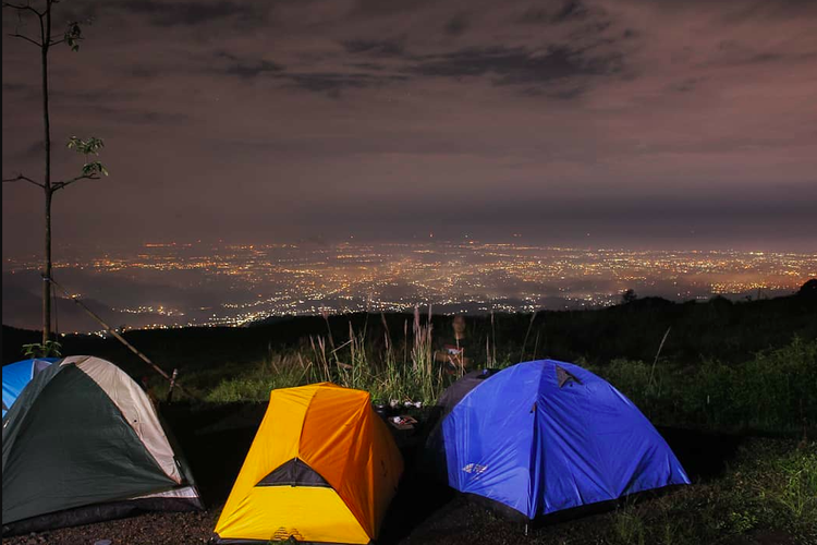 wisata kuningan, Wisata Kuningan, tempat wisata di kuningan yang lagi hits, wisata alam kuningan, wisata kuningan jawa barat, 20 Wisata di Kuningan Jawa Barat 2025 untuk Healing, 1. Gedung Perundingan Linggarjati, 2. Museum Situs Purbakala Cipari, 3. Cibulan, 4. Petilasan Prabu Siliwangi, 5. Situs Lingga, 6. Gedung Sjahrir, 7. Telaga Cicerem, 8. Telaga Remis, 9. Telaga Nilem, 10. Wisata Cipaniis, 11. Kebun Raya Kuningan, 12. Batu Luhur, 13. Bukit 1000 Bintang, 14. Woodland Kuningan, 15. Curug Putri Palutungan, 16. Taman Wisata Alam Linggarjati, 17. Curug Landung, 18. Wisata Cai Pinus, 19. Palutungan Camp, 20. Alun-Alun Kuningan