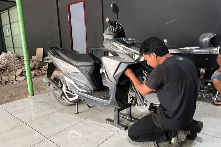 risiko kecelakaan, kenyamanan berkendara, sokbreker kendaraan, perawatan sokbreker, Kenali Bahaya Kerusakan Sokbreker pada Motor Anda, Rusaknya Sokbreker Berdampak pada Kenyamanan dan Keamanan, Risiko Kecelakaan Meningkat, Gejala Sokbreker Rusak yang Perlu Diwaspadai, Investasi Keamanan Melalui Perawatan Sokbreker