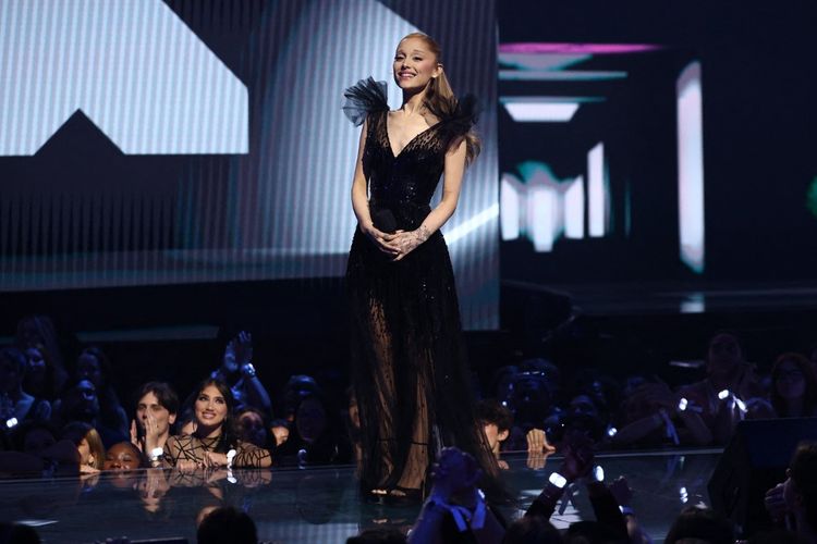 Ariana Grande, MTV VMA, ariana grande supernatural, mtv vma 2025, ariana grande now, ariana grande 2025, busana ariana grande, gaya ariana grande, gaya rambut ariana grande, 4 Gaya Ariana Grande di MTV VMA 2025, dari Polkadot hingga Balerina, 1. Dress polkadot di red carpet, 2. Dress hitam nan elegan, 3. Ball gown hitam putih, 4. Dress balerina