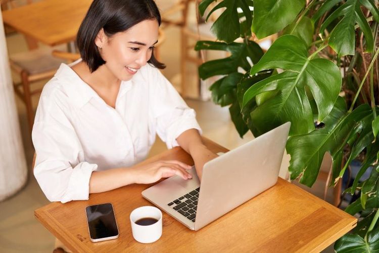 suka mengontrol, suka mengendalikan, micromanage, Ini Cara Mengurangi Sifat Terlalu Mengontrol dan Suka Mengatur, 1. Cari tahu apa yang mendorong sifat ini, 2. Ubah pola pikir bahwa pandangan orang lain berbeda, bukan “salah”, 3. Belajar untuk melepaskan kendali, 4. Jelaskan apa keinginan kita tapi beru ruang untuk masukan, 5. Temukan cara sehat menenangkan diri