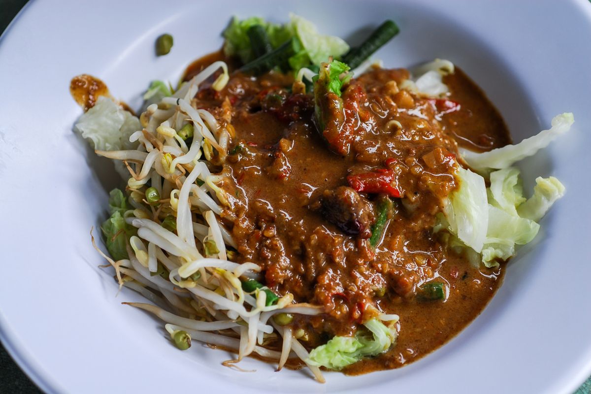 pecel, bumbu pecel, Cara Bikin Bumbu Pecel, Cara Bikin Bumbu Pecel Wangi Daun Jeruk Ala Pedagang, 1. Goreng kacang bersama kulitnya, 2. Haluskan selagi panas, 3. Tumis semua bumbu, 4. Tambahkan irisan daun jeruk, 5. Seduh dengan air panas saat akan dipakai