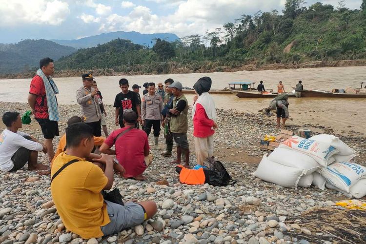 Aceh Timur, Banjir Bandang Aceh Timur, Warga Bertahan Hidup dengan Makanan Hanyut hingga Masih Tidur di Tenda Terpal, Terjebak Banjir Saat Anak Sakit, Nekat Terobos Lumpur ke Aceh Utara, Ribuan Pengungsi Masih Tidur di Tenda Terpal, Pemkab Aceh Timur Akui Tenda Belum Turun, Kesaksian Prajurit TNI Selamatkan Warga, Kerugian Capai Rp 5,3 Triliun