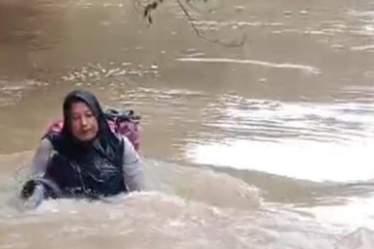 bidan, Pasaman, Sumatera Barat, pasien, Pasien, pasaman, sumatera barat, bidan dona, bidan dona seberangi sungai, Demi Obati Pasien, Bidan Dona Rela Berenang Seberangi Sungai di Pasaman Sumbar