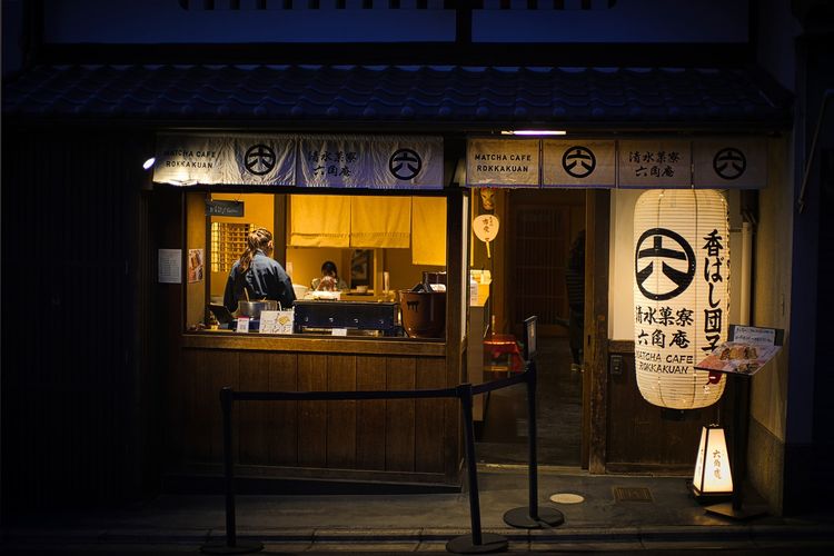 istilah makanan Jepang, istilah maknan jepang mengandung babi, makanan Jepang mengandung alkohol, cek makanan halal di Jepang, traveller muslim Jepang, 7 Istilah Makanan di Jepang yang Mengandung Babi dan Alkohol, Traveller Muslim Wajib Tahu!, Butaniku: Daging babi, Ton: Babi, Raado: Lemak babi, Pooku: Daging babi, Sake: Minuman beralkohol beras, Mirin: Anggur masak manis, Arukoru: Alkohol, Pilihlah menu ayam, kambing, atau sapi, Pilih restoran atau menu yang memiliki tulisan “Har?ru”, Bertanya langsung ke pelayan