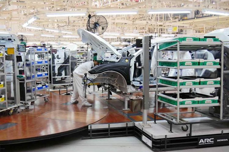 kendaraan rendah emisi, Pendekatan Multipathways, infrastruktur energi bersih, Pendekatan multipathways, transisi energi, Transisi Energi, Infrastruktur energi bersih, Dari Bensin ke Listrik: Strategi Multipathways Toyota yang Ideal, Apa yang Menjadi Fokus dalam Pendekatan Multipathways?, Mengapa Emisi Kendaraan Perlu Dihitung Secara Keseluruhan?, Bagaimana Pendekatan Multipathways Menjawab Tantangan Ekonomi?, Apa Tantangan yang Dihadapi dalam Industri dan Pendidikan?, Kesimpulan: Mengapa Multipathways adalah Solusi Ideal untuk Indonesia?