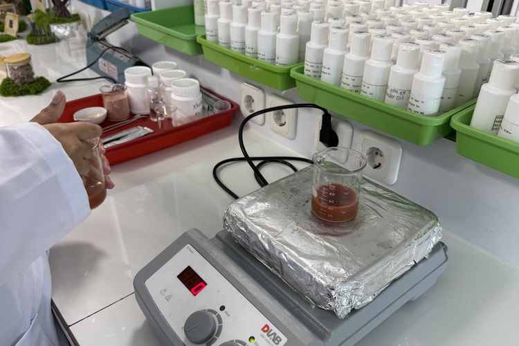 Nose Innovation Center, Nose Herbal Indo, skincare, Pengalaman Pertama Melihat Proses Tanaman Lokal Menjadi Produk Skincare, Kesan Pertama Masuk Laboratorium, Eksplorasi Tanaman Lokal dari Berbagai Daerah, Bahan Pencerah dari Hutan Kalimantan, Dari Laboratorium ke Produk Siap Pakai, Uji Stabilitas Sebelum Izin BPOM, Teknologi dan Inovasi di Balik Pengembangan Produk