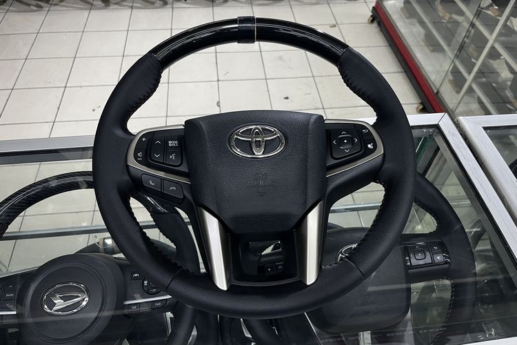 fungsi airbag, modifikasi setir mobil, upgrade interior mobil, tampilan mobil modern, Motuba Pakai Setir Mobil Baru, Apakah Airbag Tetap Berfungsi?