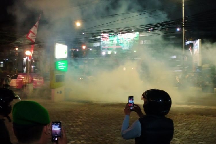 kesehatan anak, gas air mata, kesehatan lansia, cara mengatasi gas air mata, pertolongan pertama gas air mata, apa bahaya gas air mata, anak terkena gas air mata, lansia terkena gas air mata, anak kena gas air mata, lansia kena gas air mata, Lansia dan Anak Kena Gas Air Mata? Ini Pertolongan Pertama Menurut Dokter