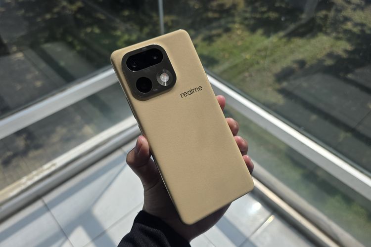 Realme, Realme 16 Pro Plus 5G, unboxing, Realme 16 Pro Plus: Desain Master Gold dan Kamera 200 MP yang Mencuri Perhatian, Isi kotak lengkap, dapat kepala charger dan soft case, Nyaman digenggam, Modul kamera unik, Kamera 200 MP jadi andalan
