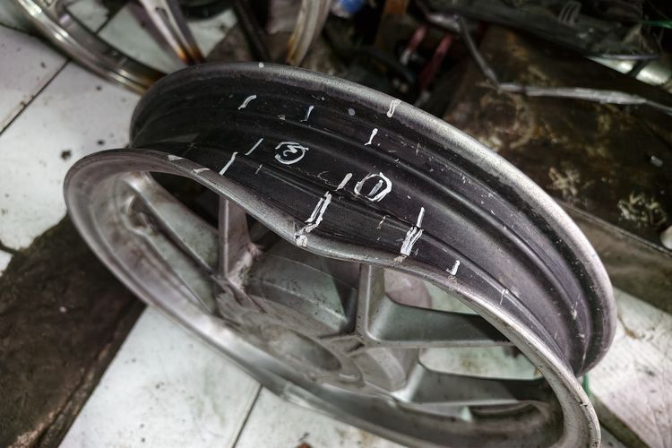 pelek, Press Pelek, pelek peang, Jalan Berlubang, Pelek Belakang Motor Rawan Peang