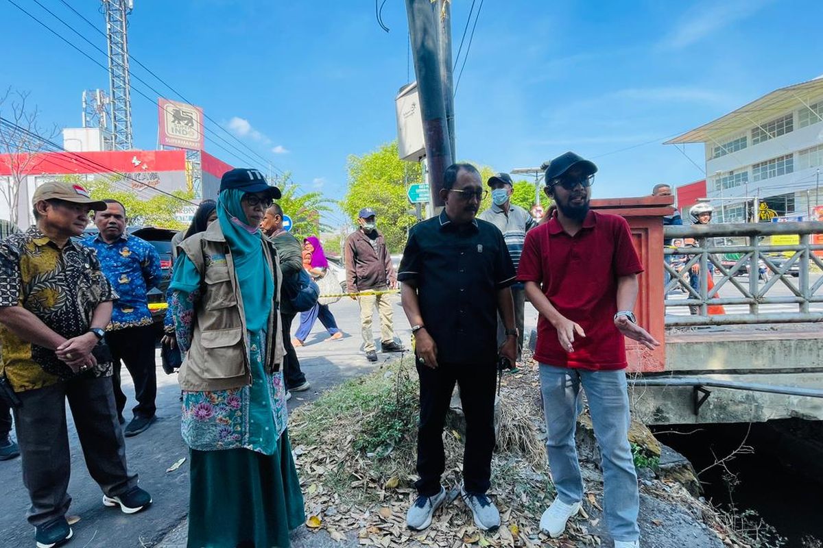 Surabaya, Jawa Timur, Armuji, semburan, Fenomena Semburan Wakil Walikota Surabaya Armuji Tinjau Lokasi, Wakil Walikota Surabaya Armuji, Fenomena Semburan, Wakil Walikota Surabaya Armuji Tinjau Lokasi , Masyarakat Diminta Tidak Panik, Hasil Pemeriksaan: Gas Metana dalam Batas Aman, Tindak Lanjut dan Koordinasi Antar Instansi, Perimeter Keamanan Diterapkan untuk Cegah Kerumunan