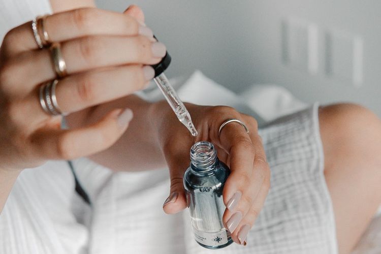 skincare, urutan skincare yang benar, rangkaian skincare malam, skincare usia 40 tahun keatas, skincare malam hari, skincare malam hari apa saja, skincare umur 40 ke atas, skincare buat umur 40 tahun, Urutan Skincare Malam untuk Usia 40 Tahun ke Atas, Kulit Tetap Kencang dan Lembap, 1. Hapus makeup, 2. Cuci muka, 3. Gunakan serum, 4. Oleskan moisturizer, 5. Gunakan face oil
