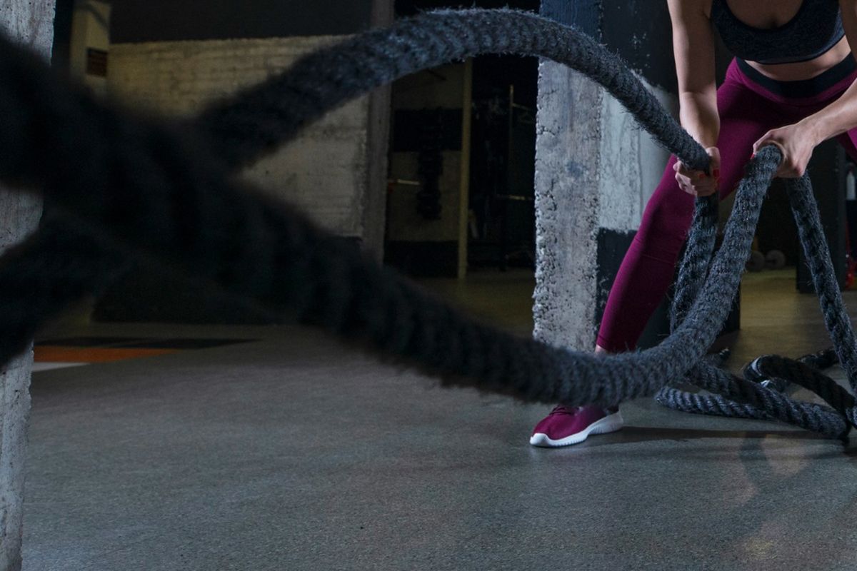 latihan kekuatan, strength training, Awalnya Sulit Naik Tangga, Nenek 67 Tahun Ini Kini Bisa Deadlift 67 Kg, Mulai berolahraga setelah merasa tubuh melemah, Latihan dimulai dari gerakan dasar, Perubahan pola makan ikut membantu, Kini mampu mengangkat beban 67 kilogram, Fokus pada kekuatan untuk kehidupan sehari-hari