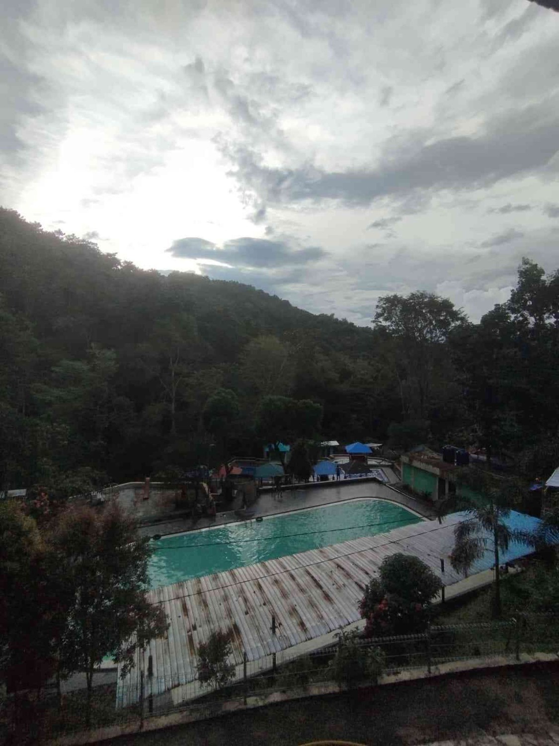 wisata, Batu Seribu, Umbul Pacinan: Wisata Air, Sejarah, dan Mitos di Geopark Gunung Sewu, Benang Merah Sejarah: Air Perjuangan Sambernyawa, Sendang Lele sebagai Penjaga Gerbang Sejarah , Kontras yang Harmonis, Antara Sakral dan Profan, Pelukan Sore dan Kehangatan di Balik Dinginnya Umbul