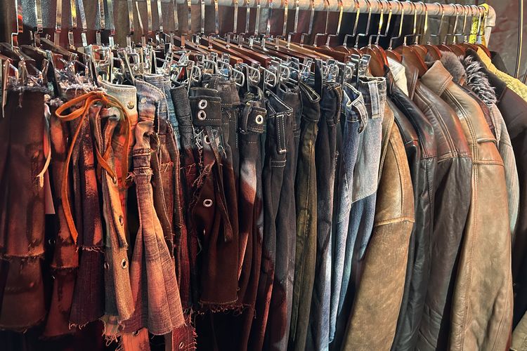 belanja di thailand, fashion vintage, tips belanja fashion bangkok, tips belanja fashion vintage bangkok, tips belanja di bangkok, fashion bangkok, belanja di bangkok, 4 Tips Belanja Baju Vintage di Bangkok Thailand, 1. Perhatikan detail tampilan barangnya, 2. Pegang bahannya secara langsung, 3. Bandingkan harga dan lakukan tawar-menawar, 4. Selektif dalam memilih bahan kulit