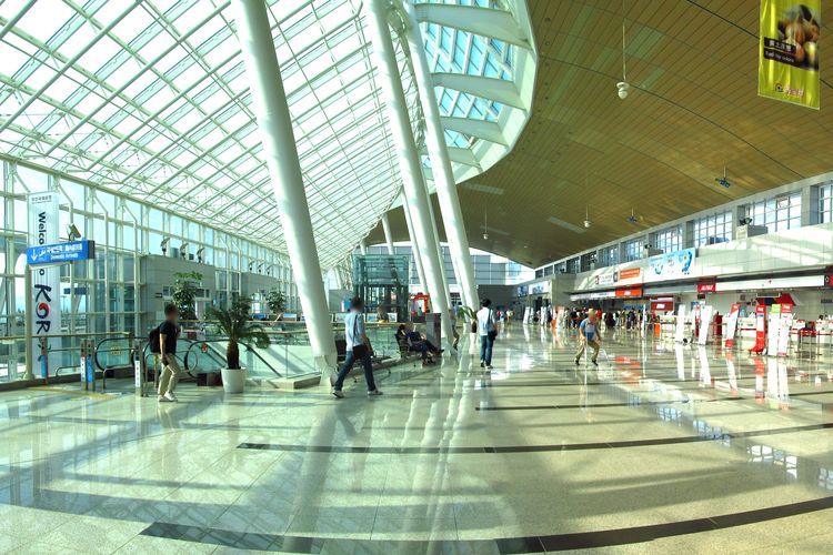 Kesalahan di bandara, Kesalahan di bandara bikin boros, 10 Kesalahan di Bandara yang Bikin Anda Makin Boros, 1. Membayar parkir bandara yang mahal, 2. Terlalu banyak membawa barang bagasi, 3. Lupa membawa botol minum sendiri, 4. Belanja di bandara, 5. Salah kemas barang di tas kabin, 6. Melewatkan fasilitas gratis, 7. Tidak cermat membeli camilan, 8. Pakai jasa transportasi online di bandara, 9. Mengabaikan transportasi umum, 10. Tidak menyisihkan dana darurat