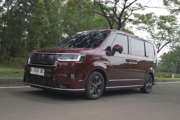 mobil keluarga, Mobil Keluarga, kenyamanan berkendara, Honda Step WGN, MPV Hybrid, Mengemudikan Honda Step WGN: Kenyamanan MPV Hybrid