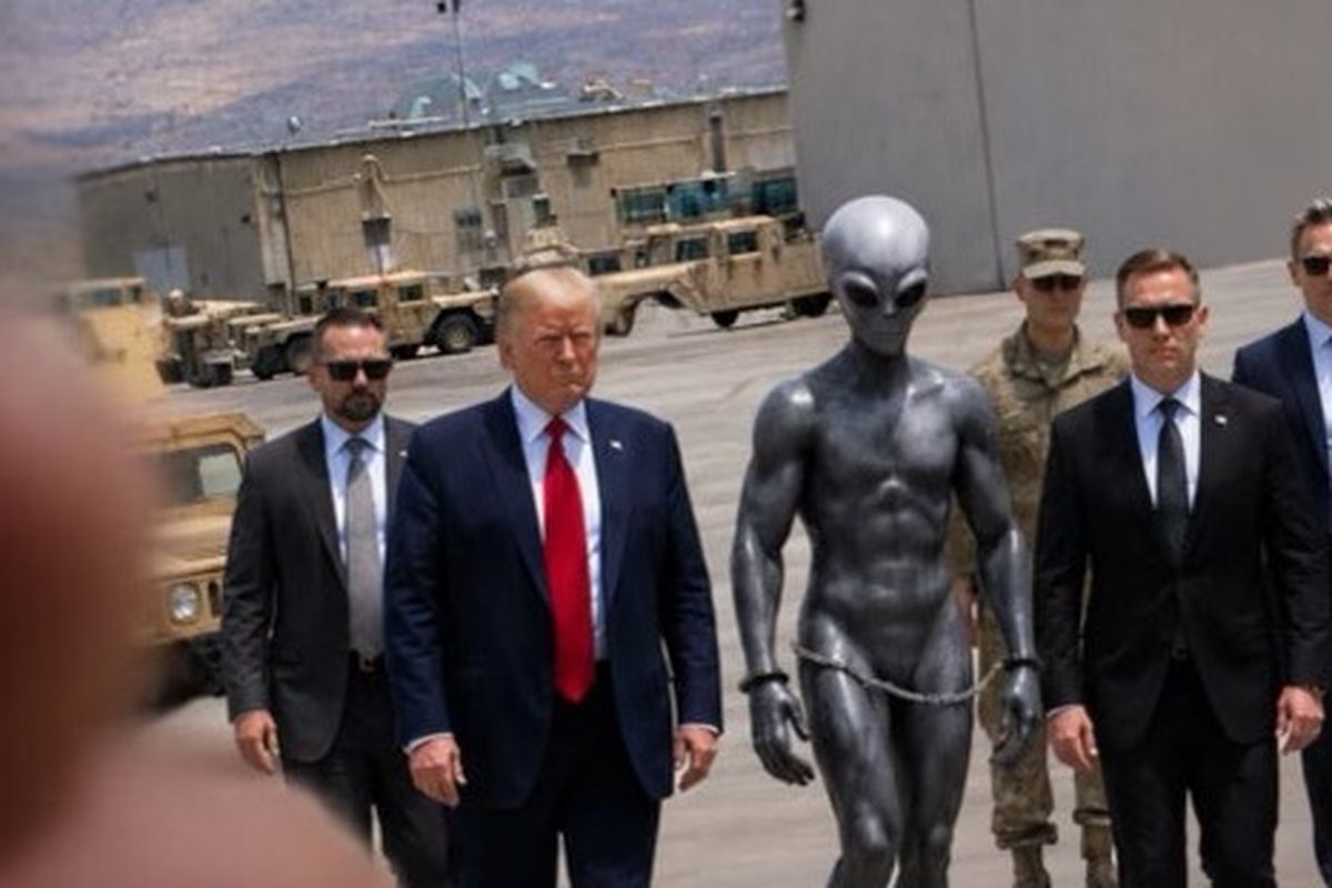 Truth Social, alien, Foto Trump Jalan Bareng Alien Viral di Medsos, Warganet Menduga-duga Artinya