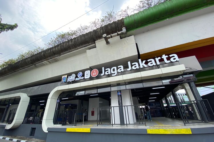 halte transjakarta rusak, halte jaga jakarta, Halte Senen terbakar, demonstrasi Jakarta 2025, renovasi halte Jaga Jakarta, pramono anung wibowo, transportasi umum Jakarta normal, Halte Jaga Jakarta Sisakan Jejak Kebakaran sebagai Pengingat Rusuh, Transportasi Umum Mulai Pulih, Instalasi sebagai monumen pengingat, Halte tetap aman digunakan, JPO dan lift rampung akhir 2025, Transportasi umum Jakarta kembali normal, Tarif kembali normal, Penumpang Transjakarta kembali 1,3 juta per hari, Layanan belum sepenuhnya pulih