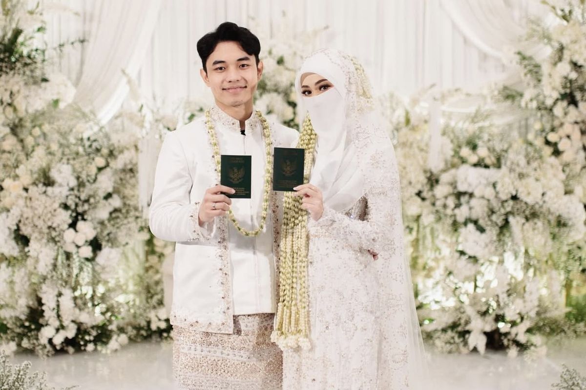 Tinandrose, akad nikah, menikah, Fiki Naki, fiki naki menikah, Fiki Naki menikahi Tinandrose, Fiki Naki menikah dengan Tinandrose, Tinandrose fiki naki, Tinandrose Buku, Fiki Naki dan Tinandrose Menikah, Elegan dalam Busana Serba Putih, Momen lamaran Fiki Naki dan Tinandrose, Busana Fiki Naki saat akad nikah, dihiasi payet, Tinandrose saat akad nikah, pakai veil transparan, Busana resepsi Fiki Naki dan Tinandrose dalam nuansa beige