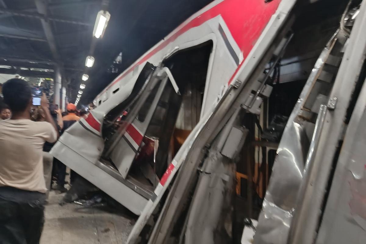 KAI Beri Refund 100 Persen untuk Penumpang Terdampak Pembatalan KA di Bekasi Timur, Refund 100 persen di luar bea pesan, Siapa yang berhak mendapatkan refund?, Cara pengajuan refund kereta terdampak kecelakaan di Bekasi Timur, Sejumlah perjalanan dibatalkan imbas kecelakaan di Bekasi Timur